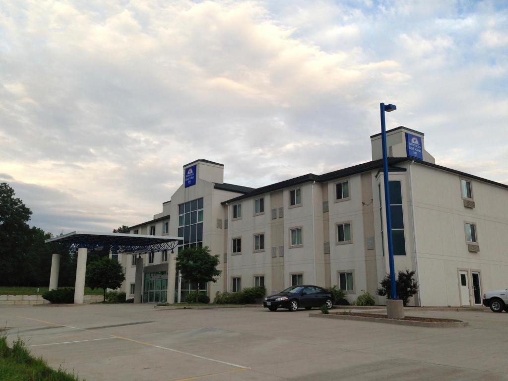 Baymont By Wyndham Kingdom City Exterior foto