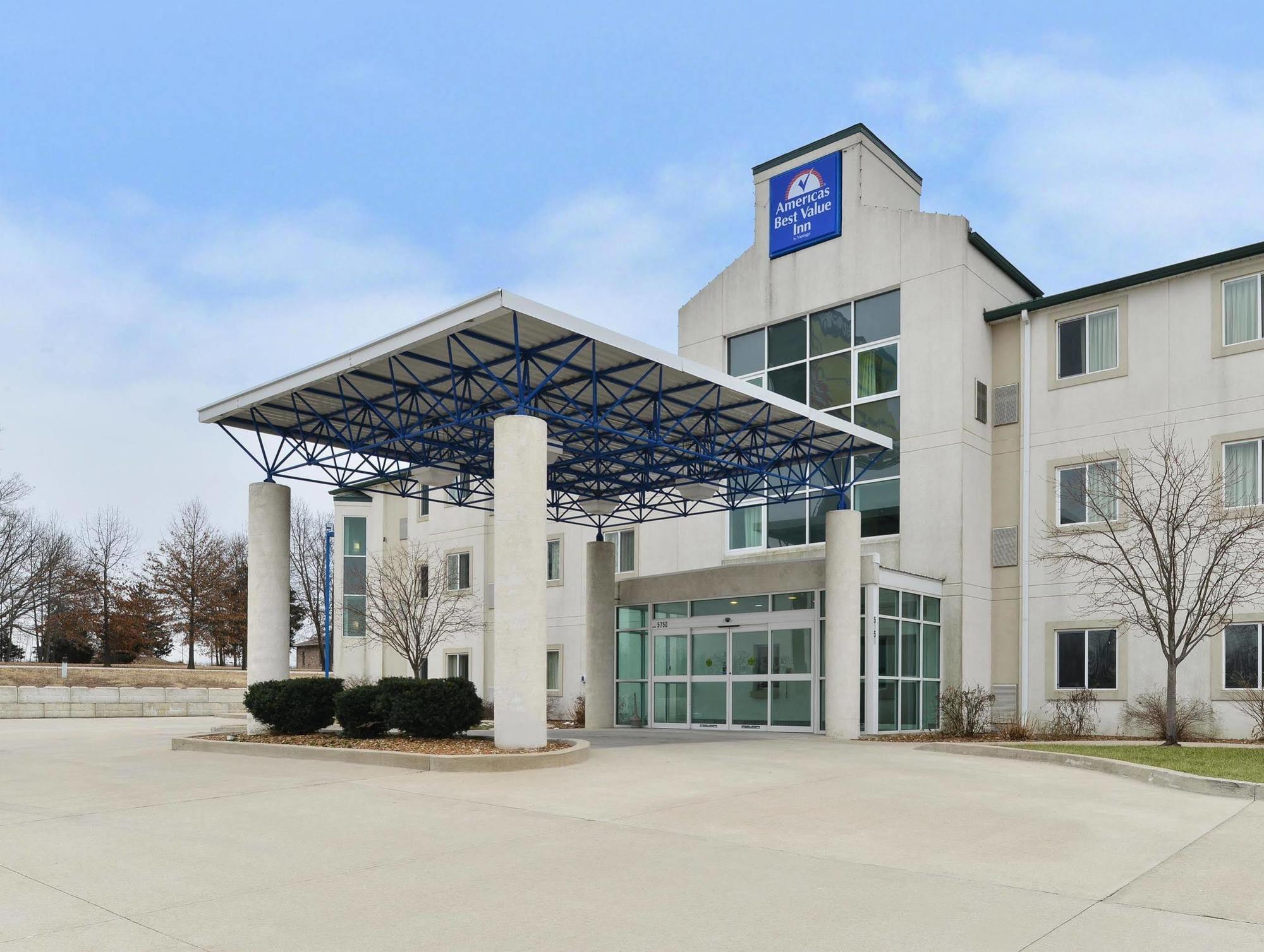 Baymont By Wyndham Kingdom City Exterior foto